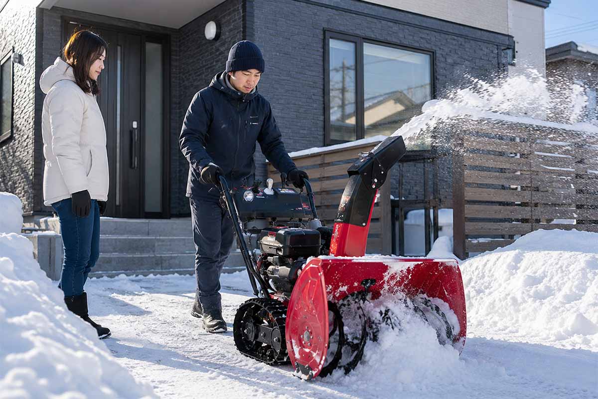 除雪機を操作している様子